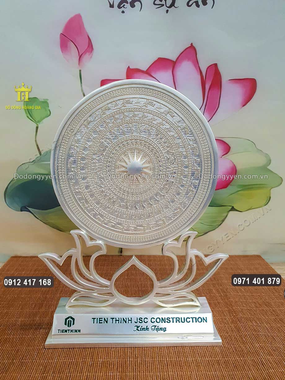 To&agrave;n bộ bề mặt đều được mạ bạc s&aacute;ng sang trọng
